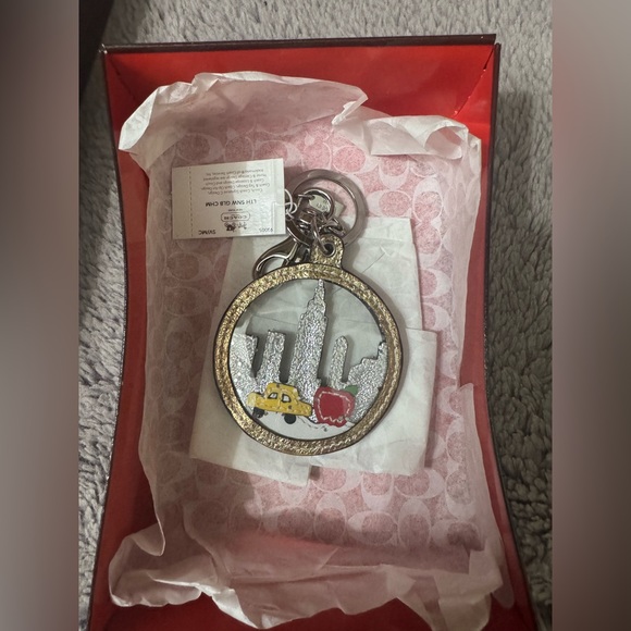Rare Coach NYC Skyline Glitter Snow Globe Key Fob Chain Keychain NEW WITH TAGS - Picture 2 of 8